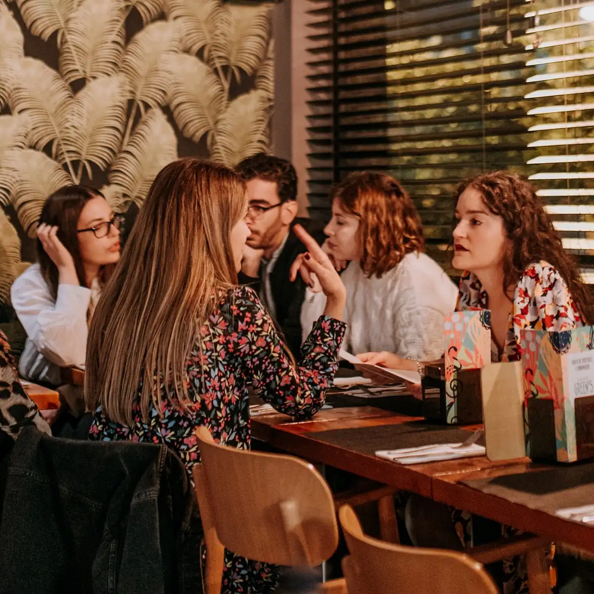 Grupo de personas compartiendo mesa en Green's Aribau