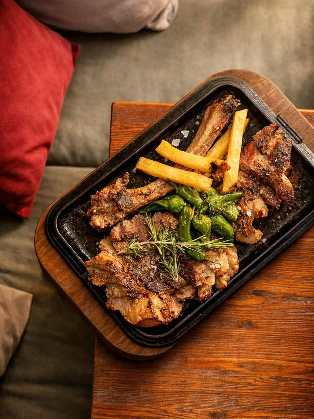 Chuletón de ternera gallega con patatas y pimientos