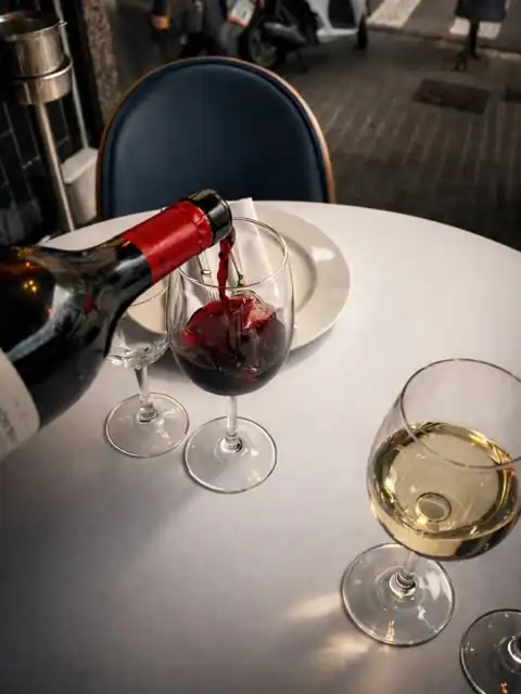 Copas de vino en una mesa de Green's Aribau