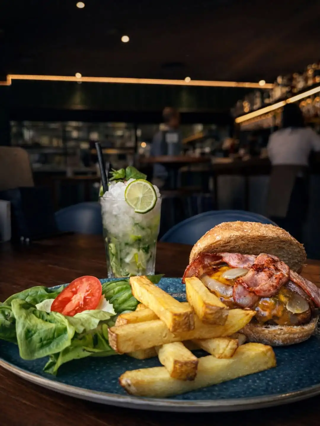 Burger con patatas y mojito en Green's Aribau