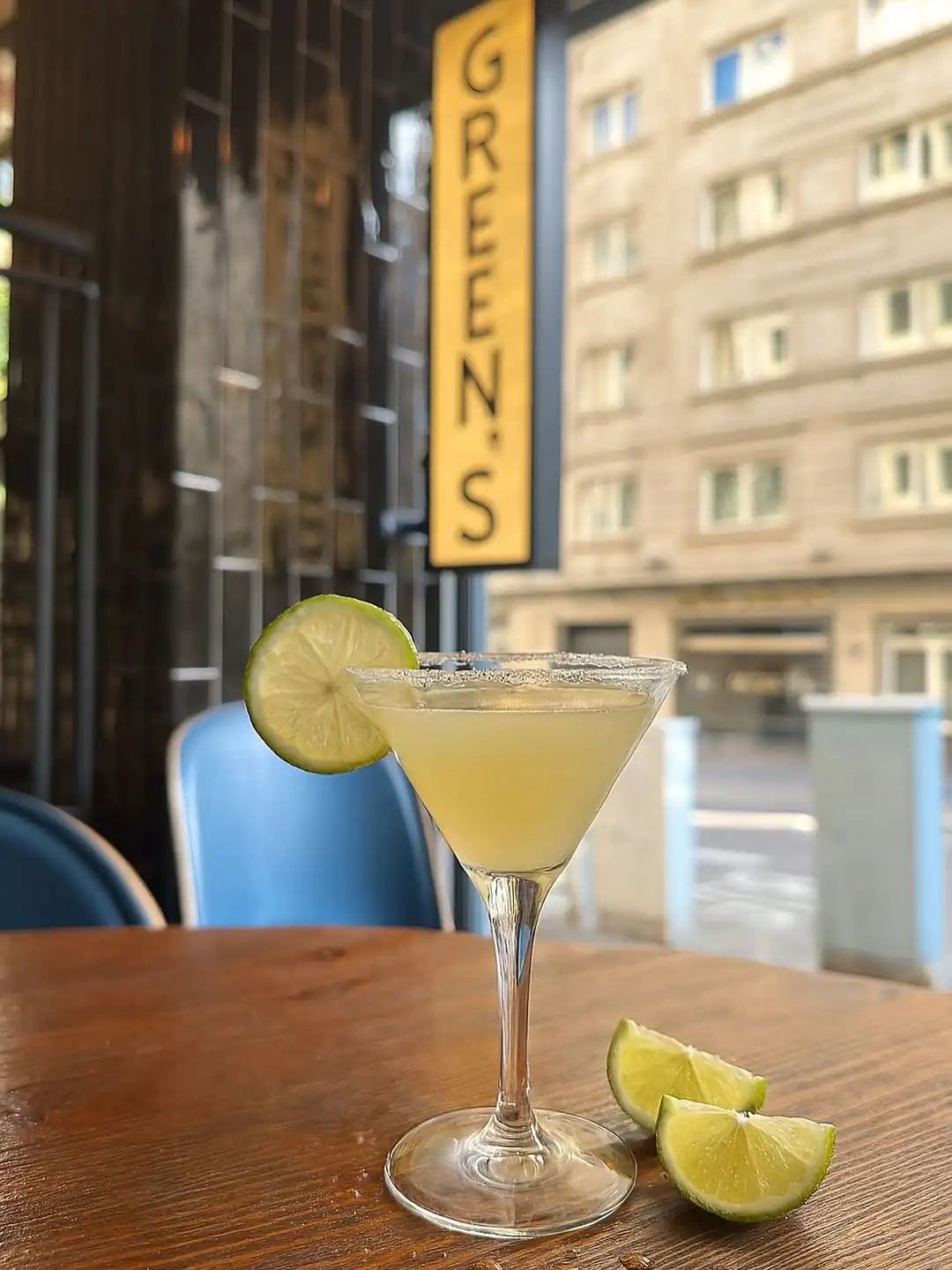 Cocktail con lima en la terraza de Green's Aribau